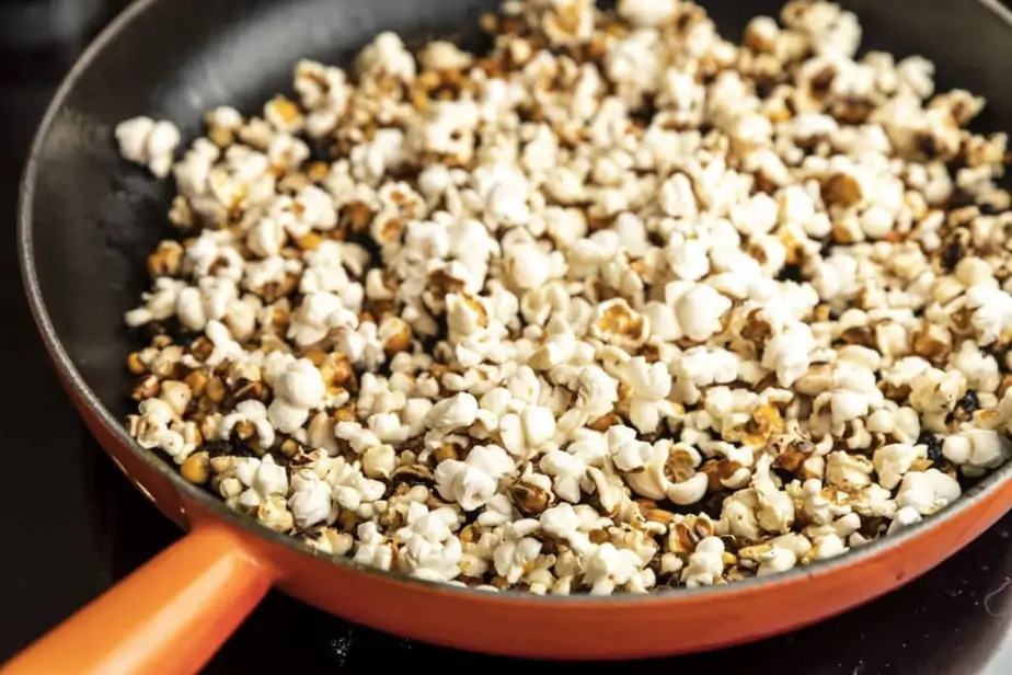Popcorn in der Pfanne fertig