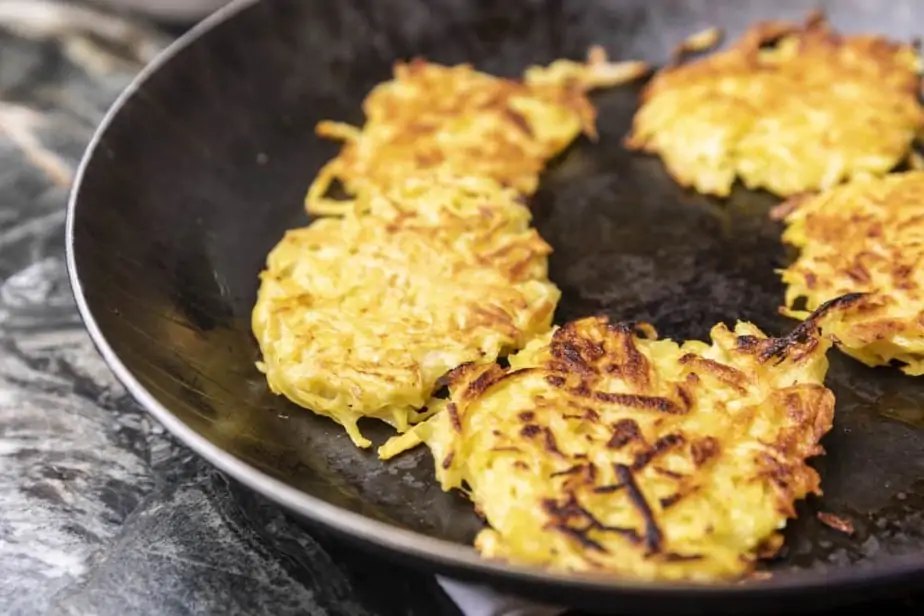 Kartoffelpuffer in der Pfanne