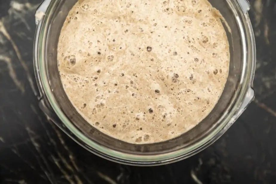 Schuessel Brotzubereitung