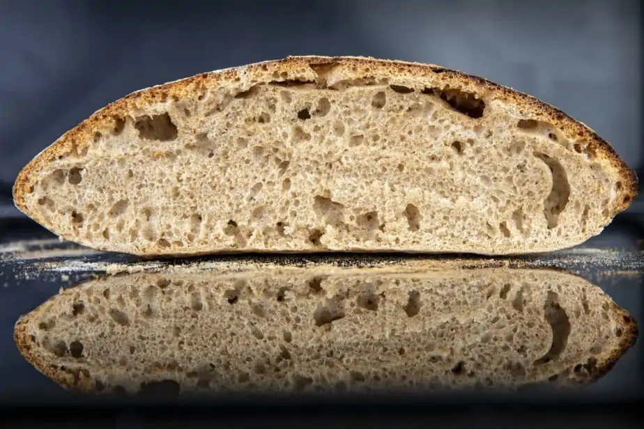 Brot geschnitten im Spiegelbild