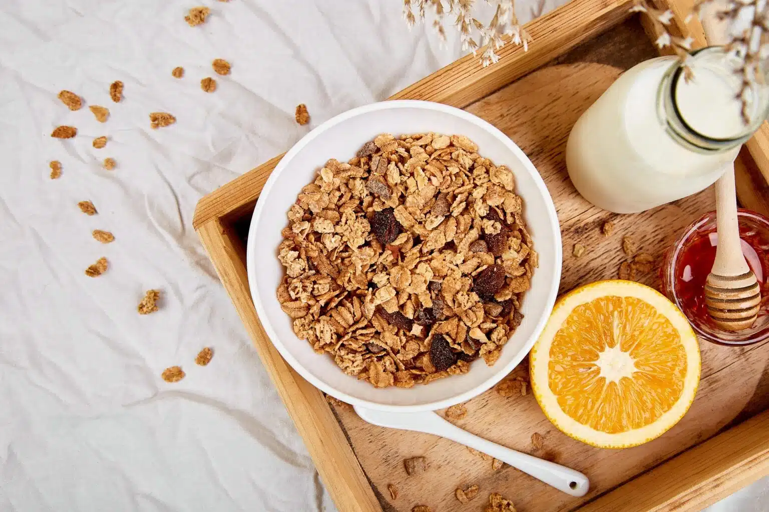 Müsli-Schüssel mit Joghurt und Früchten