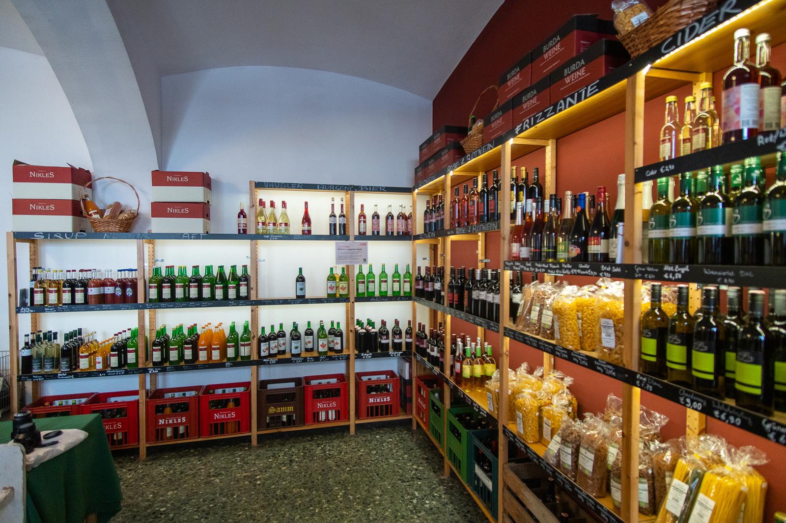 Regale mit Produkten unserer Partner im Bauernladen Helene