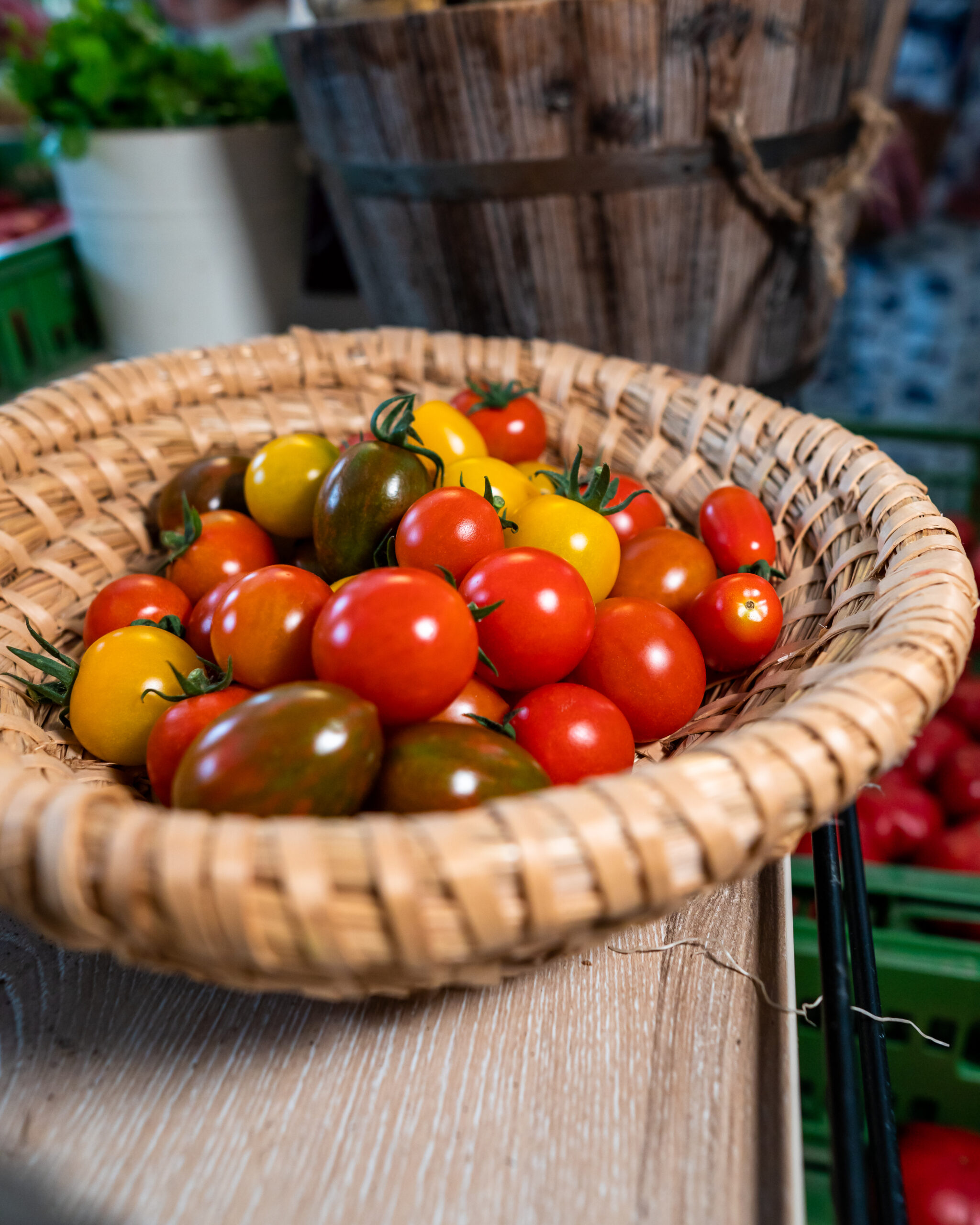 Bunte Cherrytomaten im Korb
