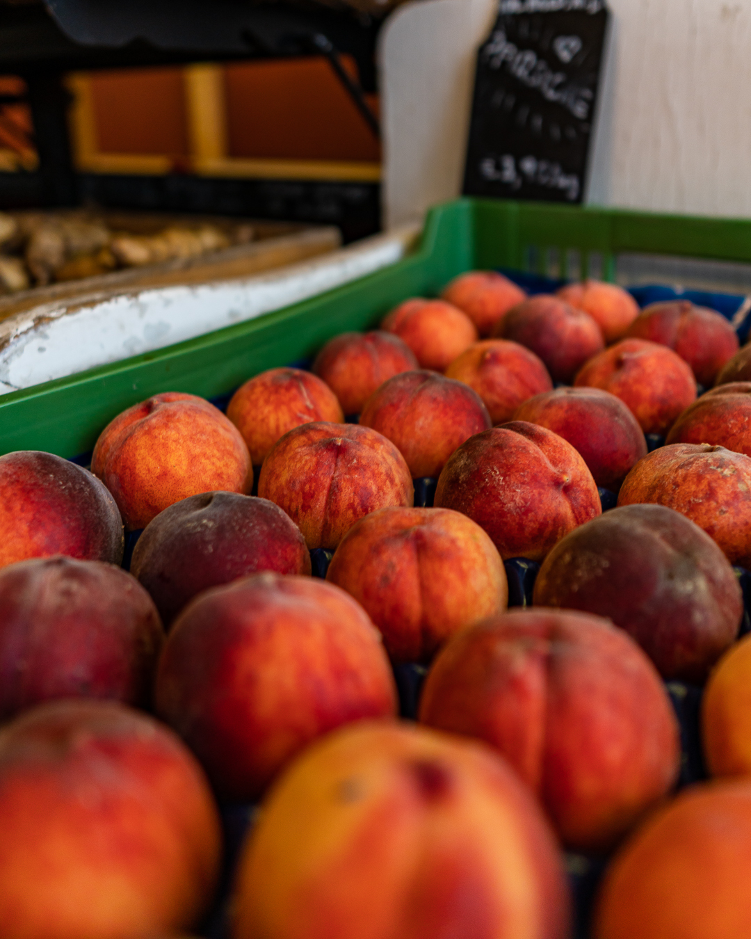 Pfirsiche im Bauernladen Helene