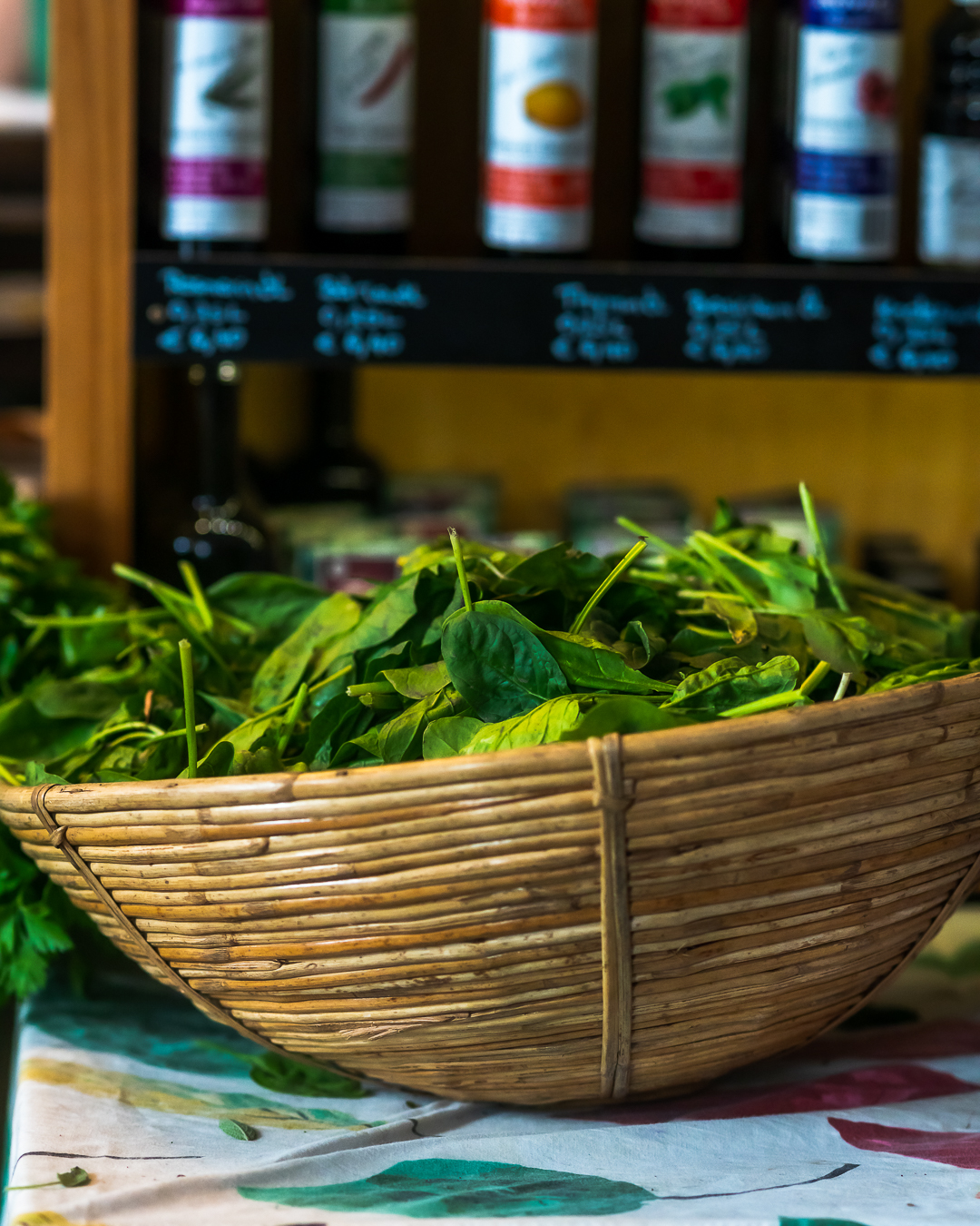 Frischer Salat im Korb