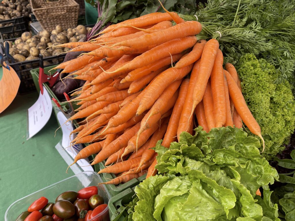 Karotten und Salat am Marktstand