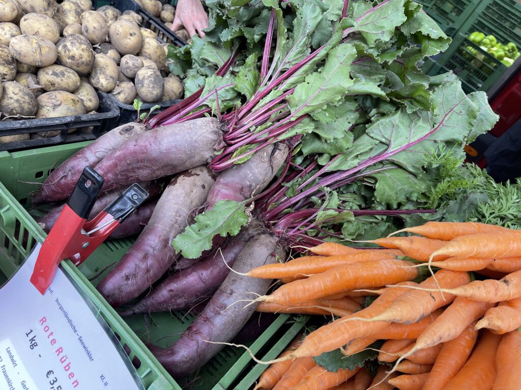 Rote Rüben und Karotten am Naschmarkt