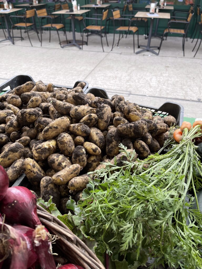 Erdäpfel und Karottengrün am Naschmarkt