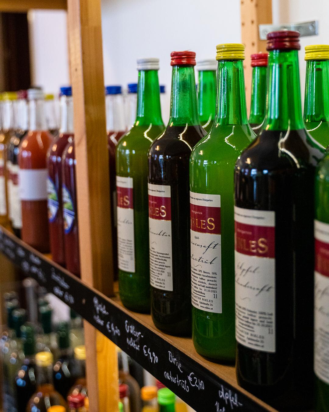 Wein und Säfte aus der Region im Regal