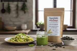Glas mit selbst gemachtem Kürbiskern-Pesto, Pasta mit Pesto und geröstete Kürbiskerne, dahinter Bio Kürbiskerne von Bauernladen Helene
